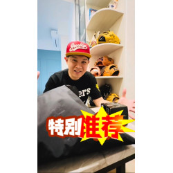 ZETT棒球手套開箱,軟式、硬式傻傻分不清楚;開箱業配也是自媒體獲利的其中一種唷 ZETT棒球手套開箱,軟式、硬式傻傻分不清楚;開箱業配也是自媒體獲利的其中一種唷